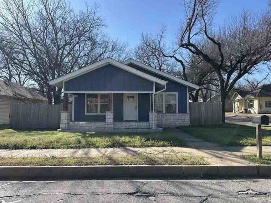 229 W Willingham Street, Cleburne, TX 76033